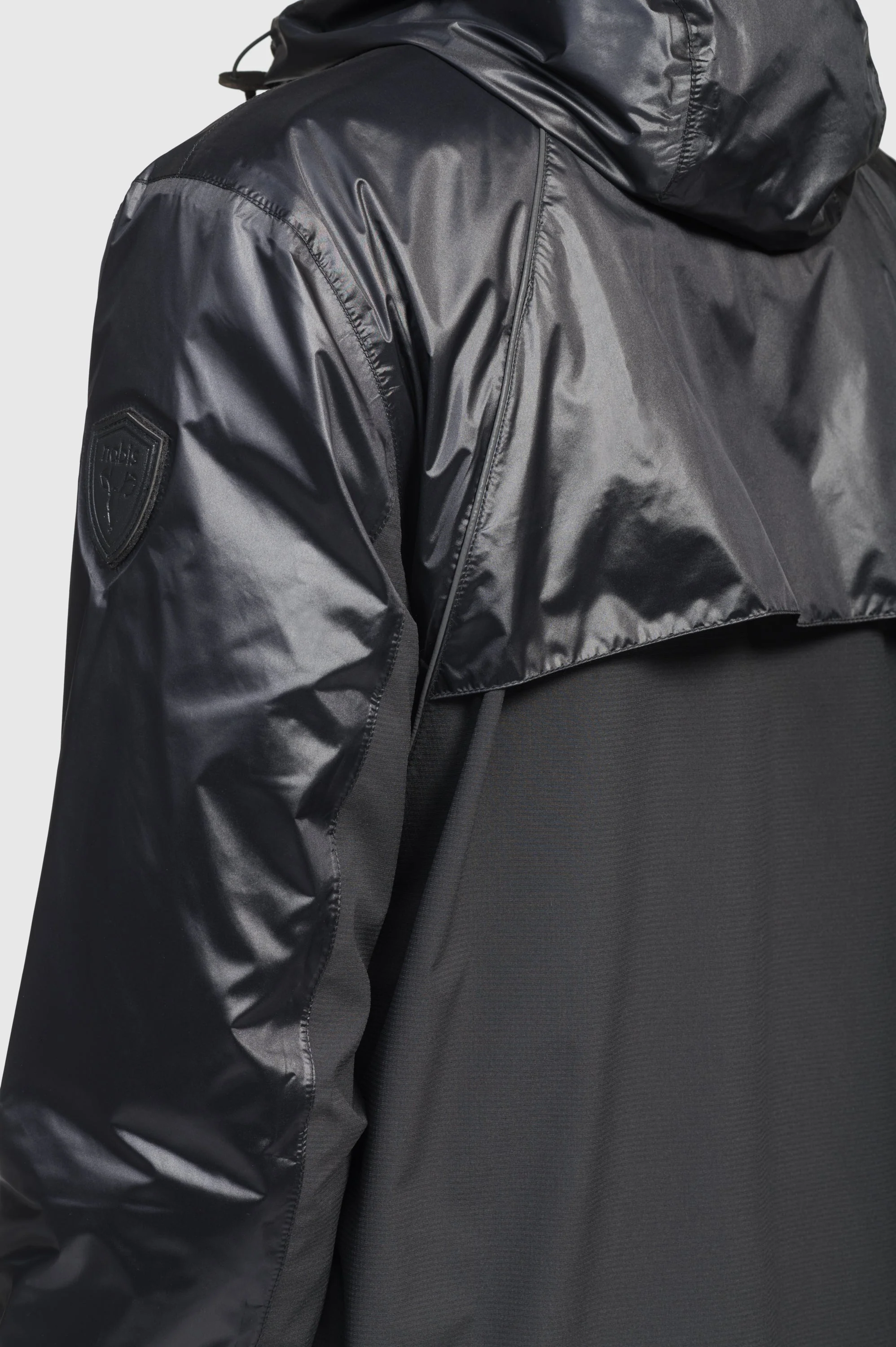 Stratus Men's Tailored Packable Rain Jacket - Image 7